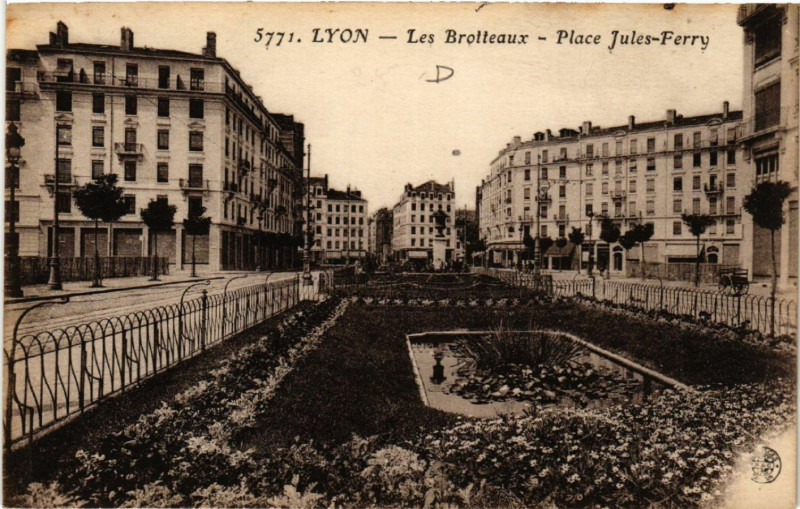 Carte postale ancienne Lyon Les Brotteaux. Place Jules Ferry à Lyon