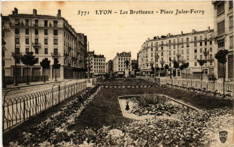 Carte postale ancienne Lyon Les Brotteaux. Place Jules Ferry à Lyon