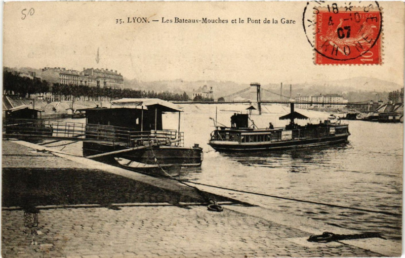 Carte postale ancienne Lyon Les Bateaux-Mouches et le Pont de la Gare à Lyon
