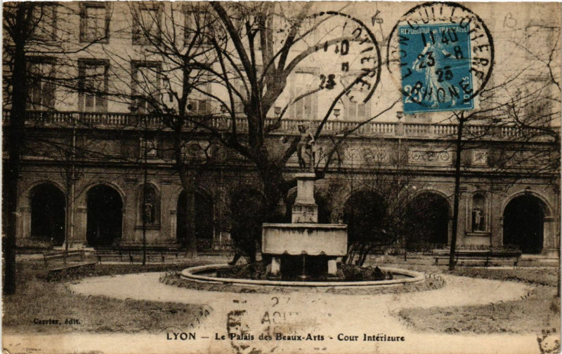 Carte postale ancienne Lyon Le Palais des Beaux-Arts Cour Interieure à Lyon