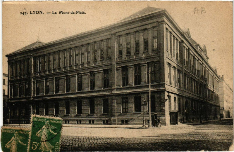 Carte postale ancienne Lyon Le Mont-de-Pitie à Lyon