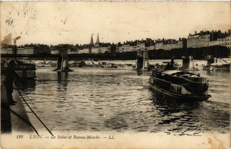 Carte postale ancienne Lyon La Saone et Bateau-Mouche à Lyon