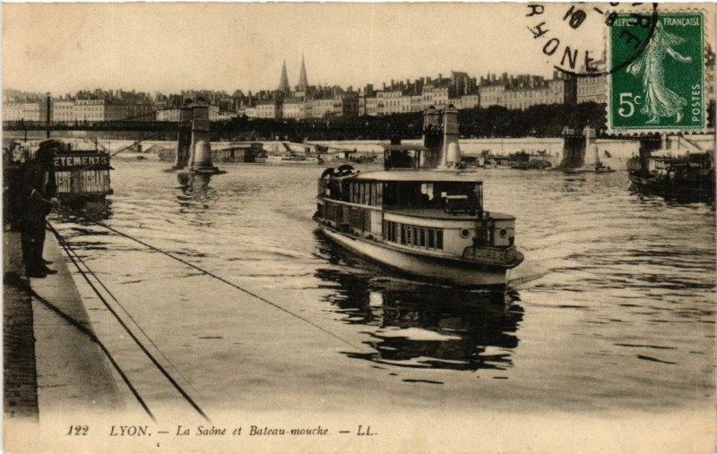 Carte postale ancienne Lyon La Saone et Bateau-Mouche à Lyon