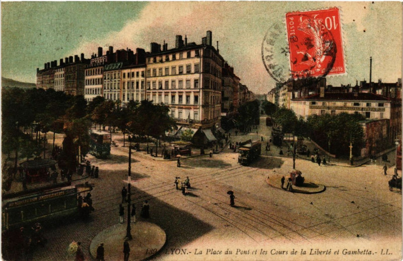 Carte postale ancienne Lyon La Place du Pont et les Cours de la Liberte et Gambetta à Lyon