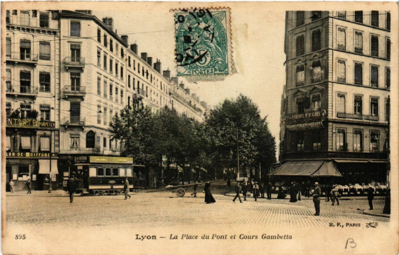 Carte postale ancienne Lyon La Place du Pont et Cours Gambetta à Lyon