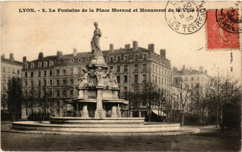 Carte postale ancienne Lyon La Fontaine de la Place Morand. Monument de la Ville de Lyon à Lyon