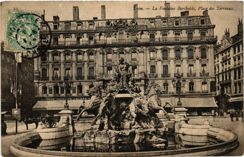 Carte postale ancienne Lyon La Fontaine Bartholdi. Place des Terreaux à Lyon