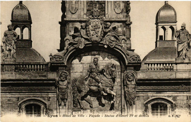 Carte postale ancienne Lyon L'Hotel de Ville. Facade - Statue d'Henri Iv et details à Lyon