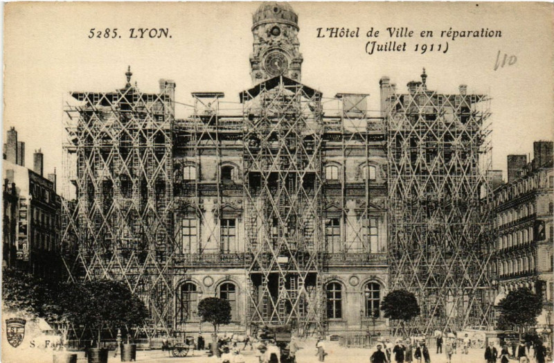 Carte postale ancienne Lyon L'Hotel de Ville. en reparation 1911 juillet à Lyon