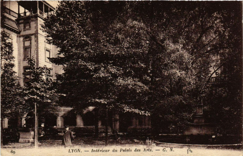 Carte postale ancienne Lyon Interieur du Palais des Arts à Lyon
