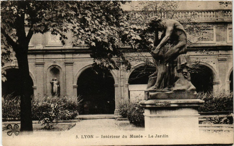 Carte postale ancienne Lyon Interieur du Musée Le Jardin à Lyon