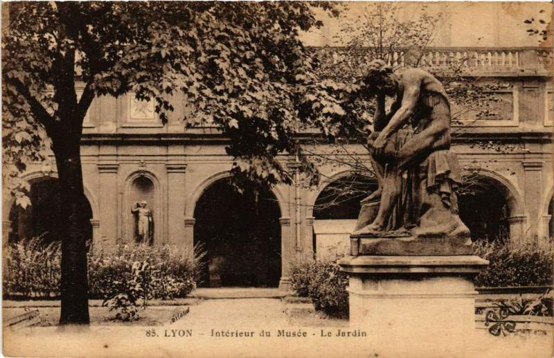 Carte postale ancienne Lyon Interieur du Musée Le Jardin à Lyon