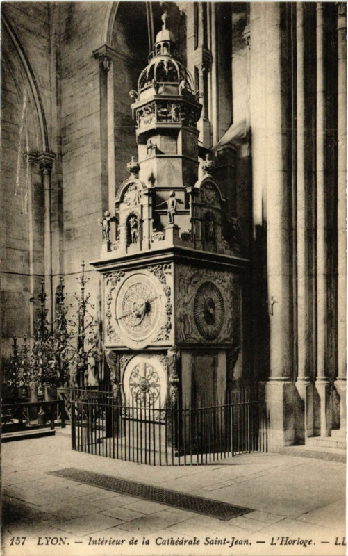 Carte postale ancienne Lyon Interieur de la Cathedrale St-Jean - l'Horloge à Lyon