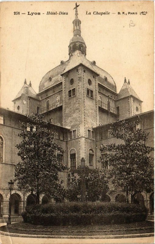 Carte postale ancienne Lyon Hotel Dieu La Chapelle à Lyon