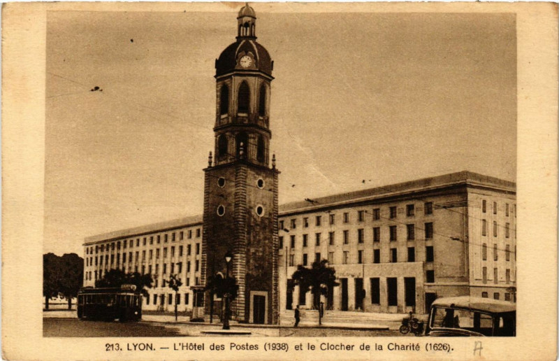 Carte postale ancienne Lyon Hotel des Postes et Clocher de la Charite à Lyon