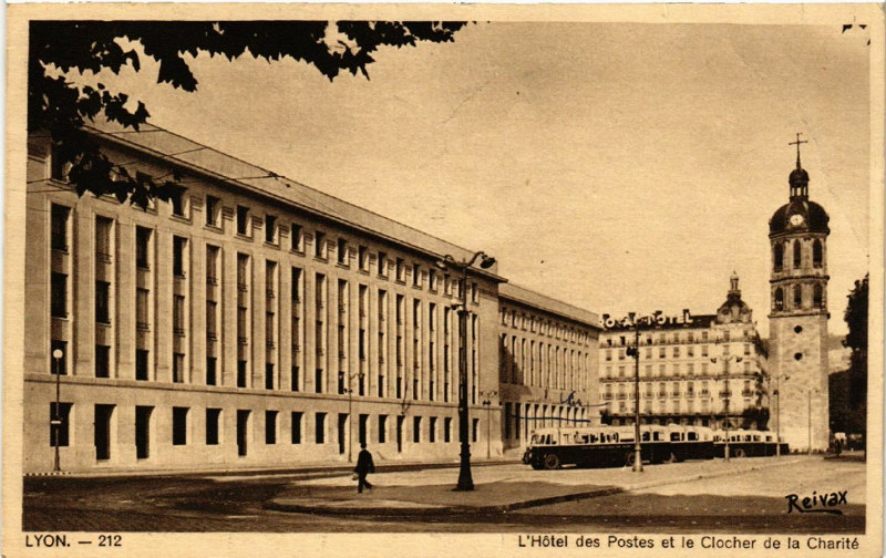 Carte postale ancienne Lyon Hotel des Postes et Clocher de la Charite à Lyon