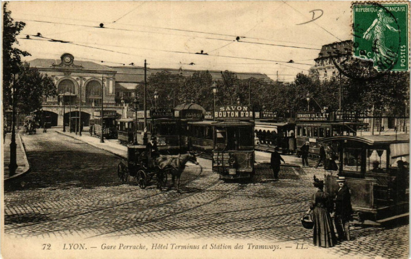 Carte postale ancienne Lyon Gare Perrache. Hotel Terminus et Station des Tramways à Lyon