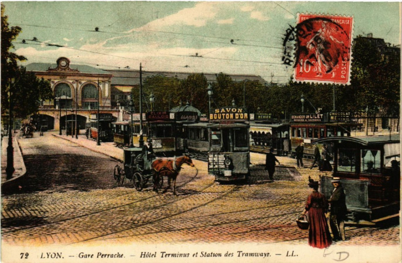 Carte postale ancienne Lyon Gare Perrache. Hotel Terminus et Station des Tramways à Lyon