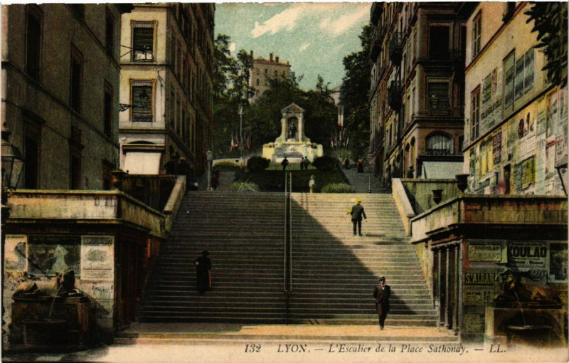 Carte postale ancienne Lyon Escalier de la Place Sathonay à Lyon