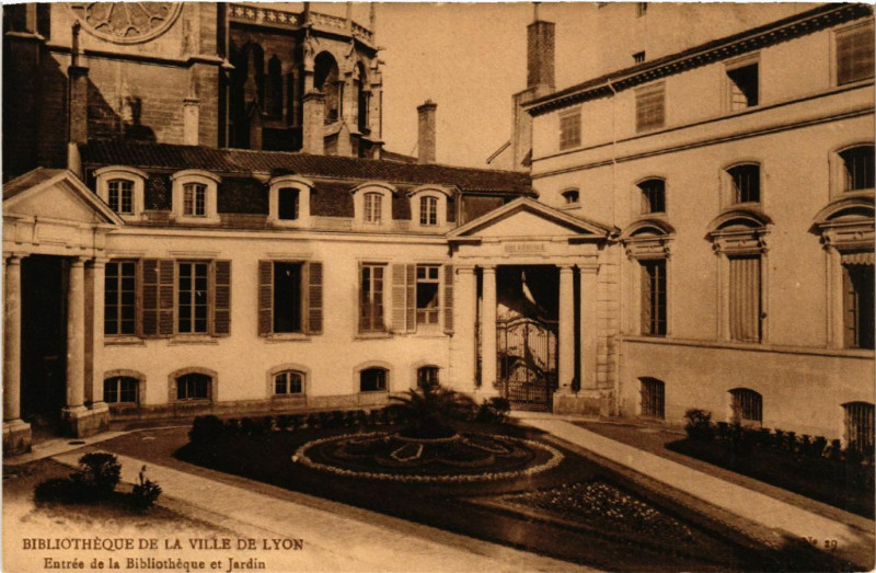 Carte postale ancienne Lyon Bibliotheque de la Ville Entrée et Jardin à Lyon