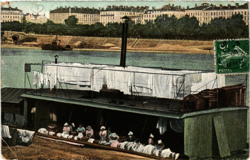 Carte postale ancienne Lyon Bateau-lavoir sur le Rhone à Lyon