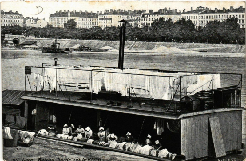 Carte postale ancienne Lyon Bateau-lavoir sur le Rhone à Lyon