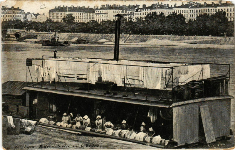 Carte postale ancienne Lyon Bateau-lavoir sur le Rhone à Lyon