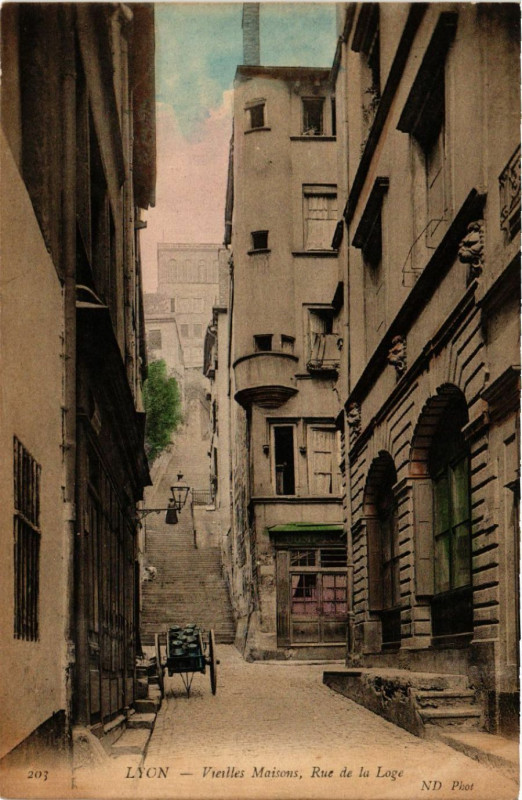 Carte postale ancienne Lyon Vieille Maisons Rue de la Loge à Lyon
