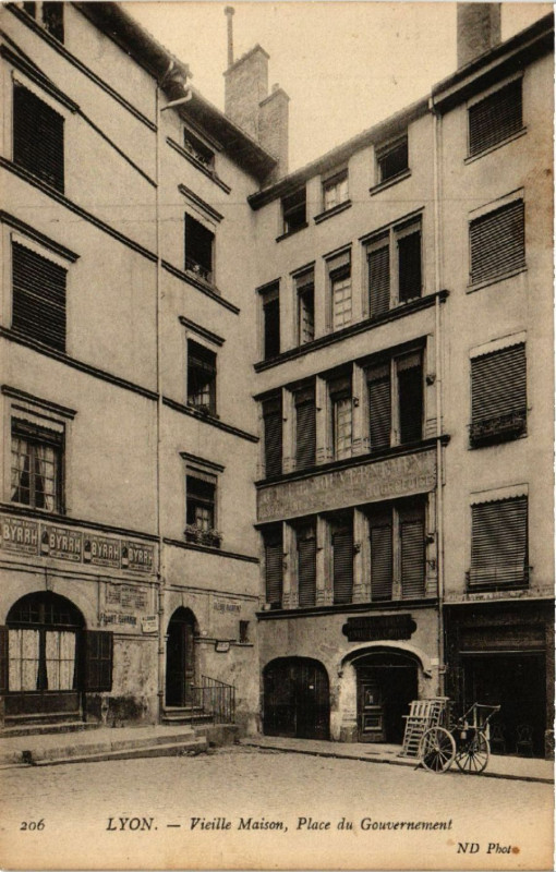 Carte postale ancienne Lyon Vieille Maison Place du Gouvernement à Lyon