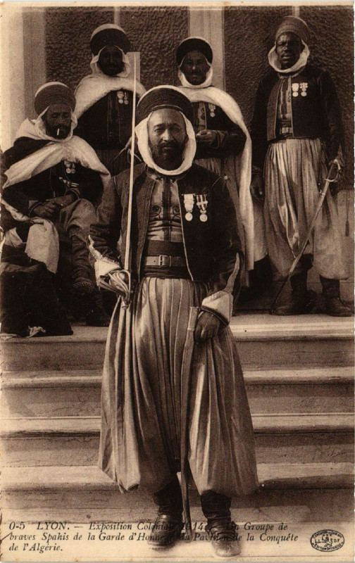 Carte postale ancienne Lyon Un Groupe de braves Spahis de la Garde d'Hhonneur du Pavillon à Lyon