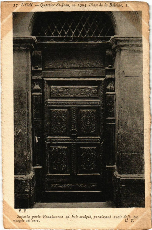 Carte postale ancienne Lyon Superbe porte Renaissance en bois sculpte à Lyon