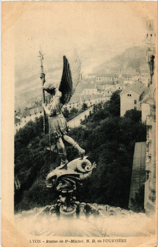 Carte postale ancienne Lyon Statue de St-Michel. Notre Dame de Fourviere à Lyon