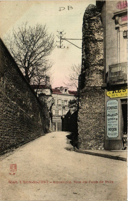 Carte postale ancienne Lyon St-Just. Aqueducs. Rue du Juge de Paix à Lyon