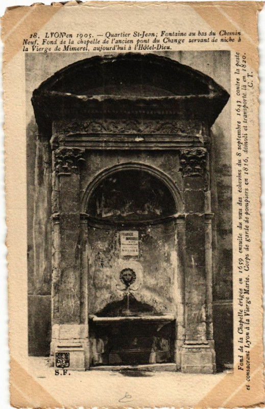 Carte postale ancienne Lyon Quartier St-Jean. Fontaine au bas du Chemin Neuf à Lyon