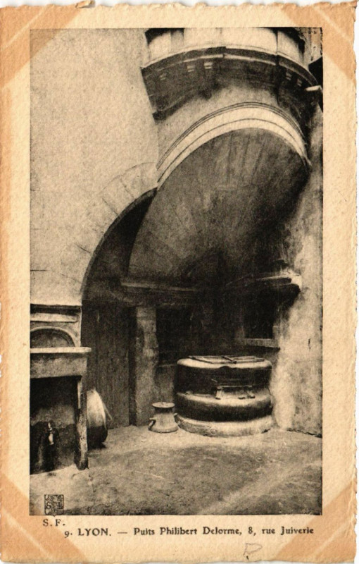 Carte postale ancienne Lyon Puits Philibert Delorme à Lyon