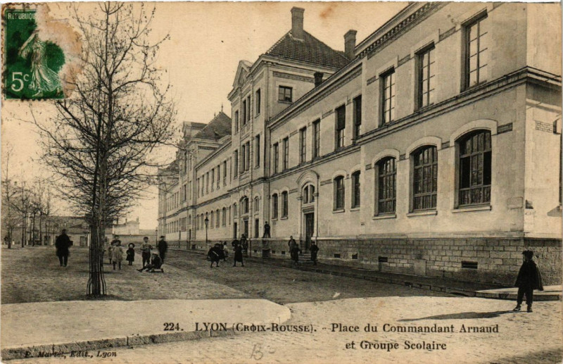 Carte postale ancienne Lyon Place du Commandant Arnaud et Groupe Scolaire à Lyon