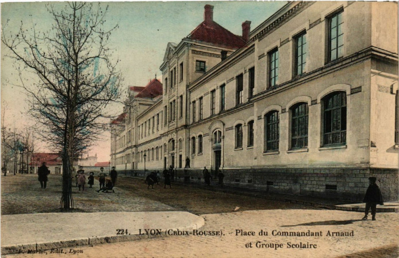 Carte postale ancienne Lyon Place du Commandant Arnaud et Groupe Scolaire à Lyon