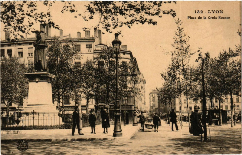 Carte postale ancienne Lyon Place de la Croix Rousse à Lyon