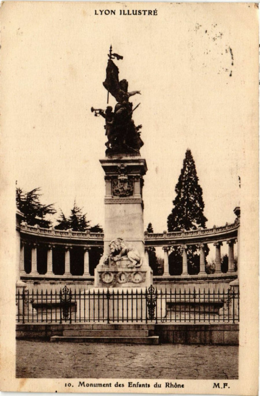 Carte postale ancienne Lyon Monument des Enfants du Rhone à Lyon