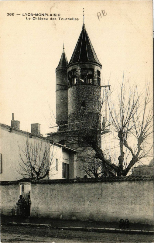 Carte postale ancienne Lyon Monplaisir. Le Chateau des Tournelles à Lyon