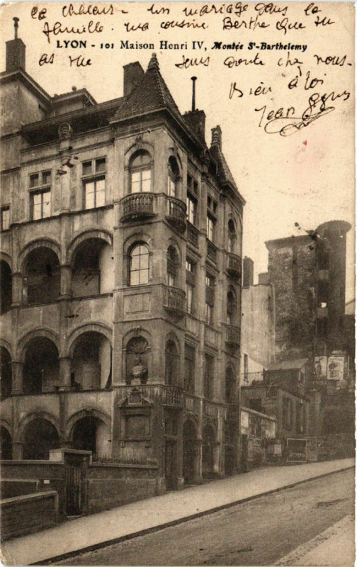 Carte postale ancienne Lyon Maison Henri Iv. Montée St-Barthelemy à Lyon