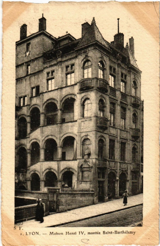 Carte postale ancienne Lyon Maison Henri Iv montée St-Barthelemy à Lyon