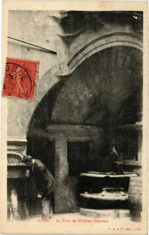 Carte postale ancienne Lyon Le Puits de Philibert Delorme à Lyon