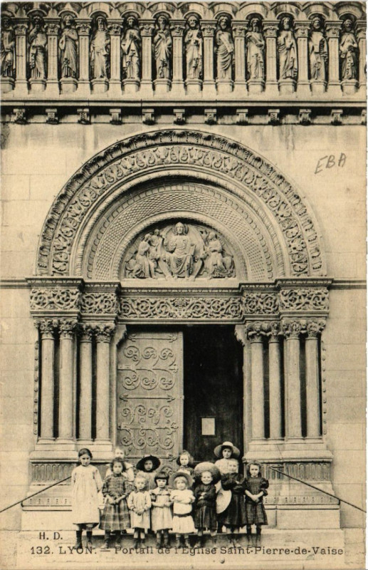 Carte postale ancienne Lyon Le Portail de l'Eglise St-Pierre de Vaise à Lyon