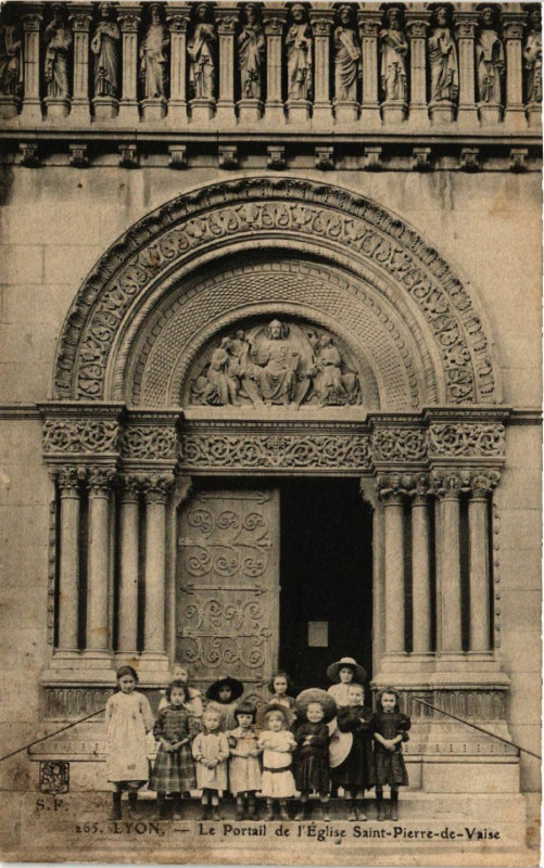 Carte postale ancienne Lyon Le Portail de l'Eglise St-Pierre de Vaise à Lyon