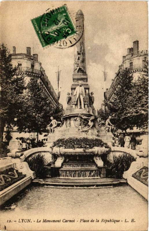 Carte postale ancienne Lyon Le Monument Carnot. Place de la Republique à Lyon
