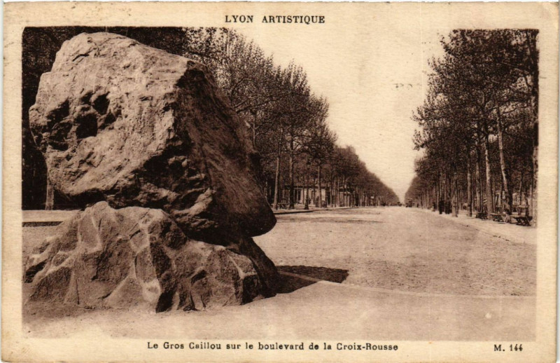 Carte postale ancienne Lyon Le Gros Caillou sur le boulevard de la Croix Rousse à Lyon