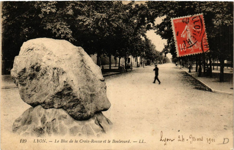 Carte postale ancienne Lyon Le Bloc de la Croix Rousse et le Boulevard à Lyon