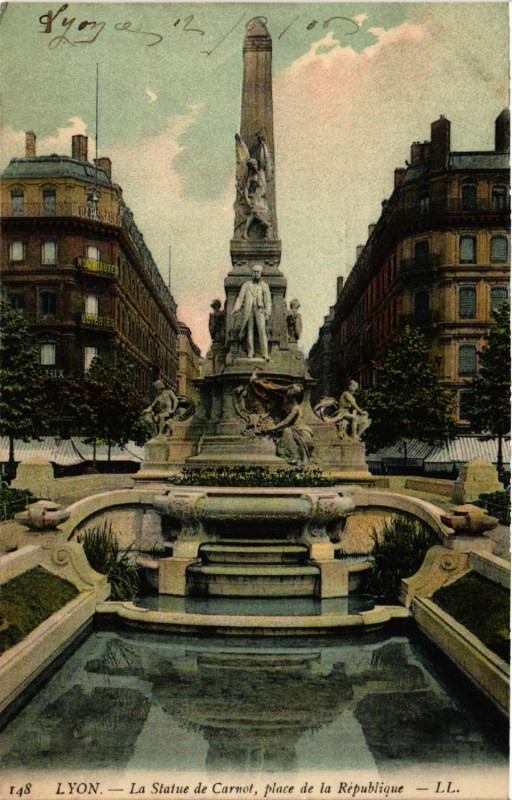 Carte postale ancienne Lyon La Statue de Carnot place de la Republique à Lyon