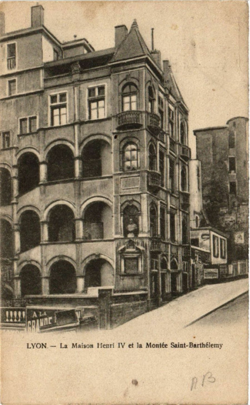 Carte postale ancienne Lyon La Maison Henri Iv et la Montée St-Barthelemy à Lyon